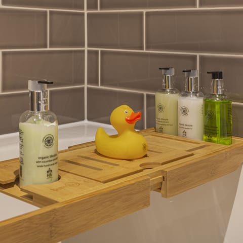 Deluxe Double Room | Bathroom | Free toiletries, hair dryer, bathrobes, slippers