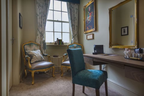 Classic Double Room | Individually decorated, individually furnished, desk, blackout drapes