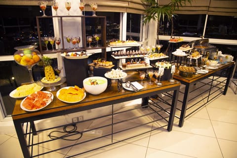 Daily cooked-to-order breakfast (LKR 3000 per person)