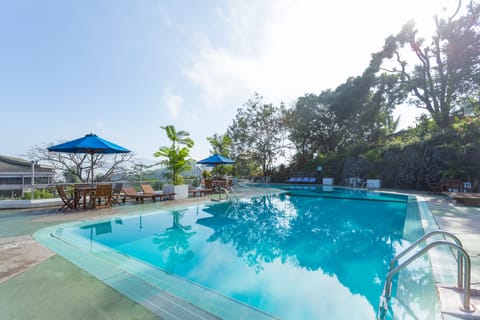 Outdoor pool, sun loungers