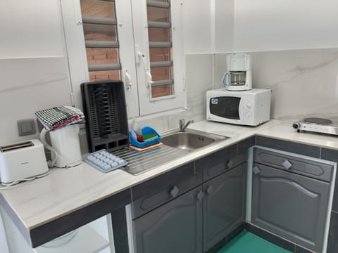 Appt 4 (Fort de France) | Private kitchen | Fridge, microwave, electric kettle, cookware/dishes/utensils