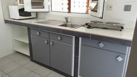 Appt 3 (Trois-Ilets) | Private kitchen | Fridge, microwave, electric kettle, cookware/dishes/utensils