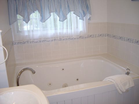 Deep soaking bathtub