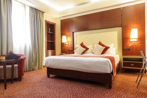 Senior Suite | Premium bedding, minibar, in-room safe, desk