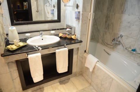 Single Room | Bathroom | Combined shower/tub, free toiletries, hair dryer, bathrobes