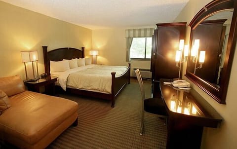 Deluxe Room, 1 King Bed | Premium bedding, desk, blackout drapes, iron/ironing board