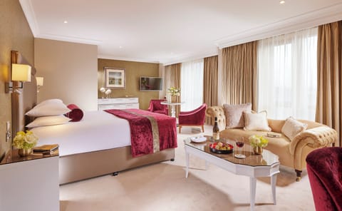 Junior Suite | In-room safe, desk, blackout drapes, iron/ironing board