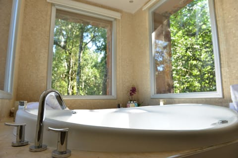 Suite | Jetted tub