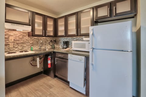 Full-size fridge, microwave, stovetop, dishwasher