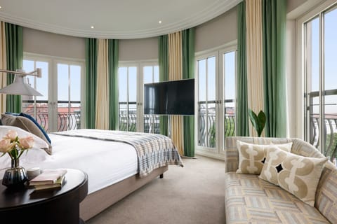 Signature Suite (Panoramic) | Premium bedding, down comforters, pillowtop beds, minibar