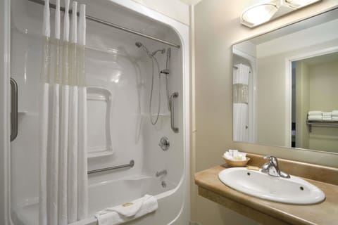 Combined shower/tub, free toiletries, hair dryer, towels