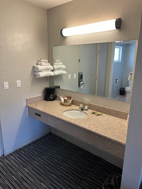 Standard Room, 1 King Bed | Bathroom | Hair dryer, towels