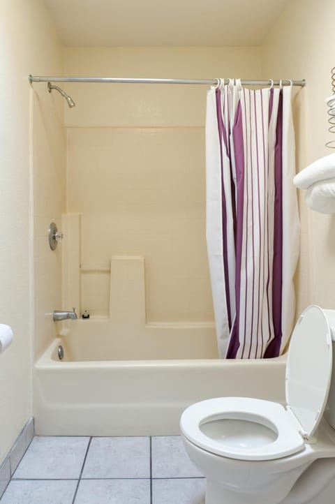 Combined shower/tub, free toiletries, towels