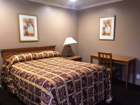 Room, 1 Queen Bed, Microwave | In-room safe, desk, free WiFi