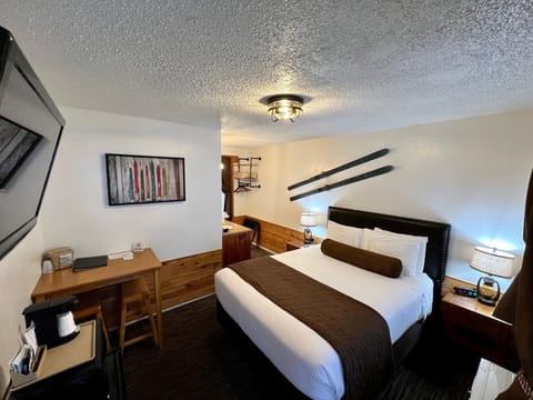 Deluxe Room, 1 Queen Bed | Individually decorated, blackout drapes, free WiFi, bed sheets