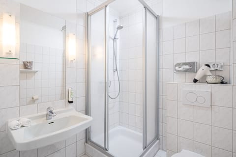 Combined shower/tub, hair dryer, towels