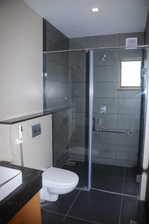 NK Grand Park Family Suite | Bathroom | Shower, free toiletries, hair dryer, bidet