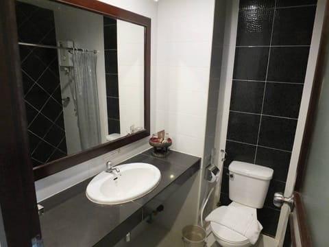 Standard Room, 2 Twin Beds | Bathroom | Free toiletries, towels