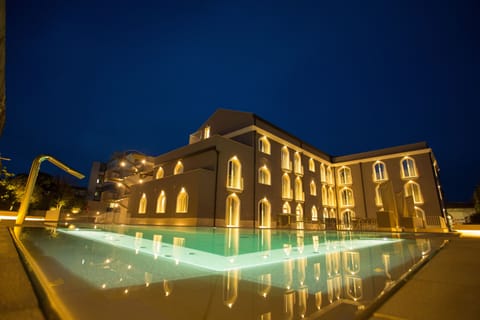 Seasonal outdoor pool, pool umbrellas, sun loungers