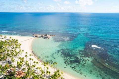 Beach nearby, white sand, sun loungers, beach towels