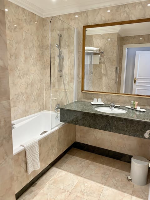 Suite | Bathroom | Combined shower/tub, eco-friendly toiletries, hair dryer, bathrobes