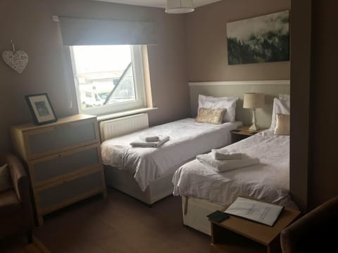 Twin Room, Ensuite, Garden View (room 3)