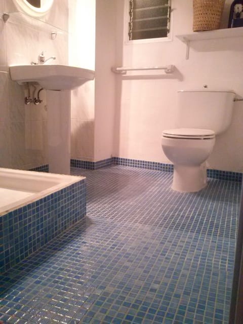 Double Room | Bathroom | Shower, free toiletries, towels