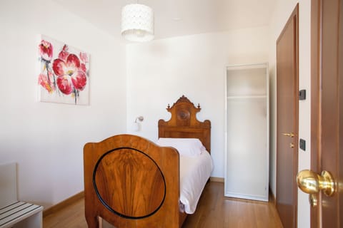 Single Room | Down comforters, individually decorated, individually furnished