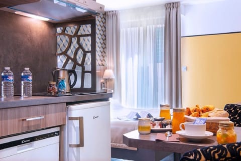 Studio, Kitchen | Minibar, in-room safe, individually furnished, desk