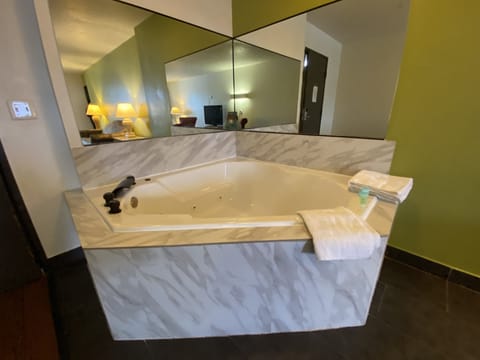 Jetted tub