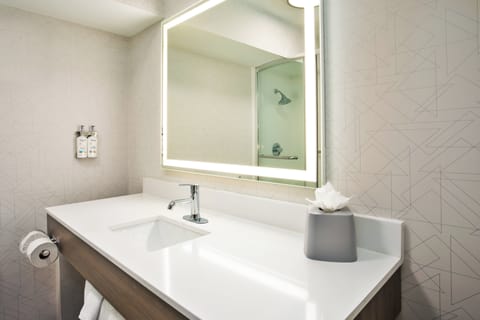 Standard Room, 1 Queen Bed (QAAN) | Bathroom | Combined shower/tub, eco-friendly toiletries, hair dryer, towels