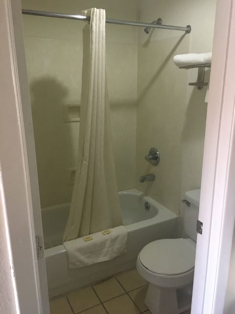 Combined shower/tub, towels