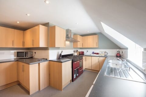 Deluxe Suite, 2 Bedrooms | Premium bedding, desk, iron/ironing board, free WiFi