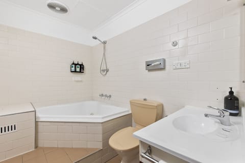 Deluxe Room (Deluxe Family Room) | Bathroom | Rainfall showerhead, free toiletries, hair dryer, towels