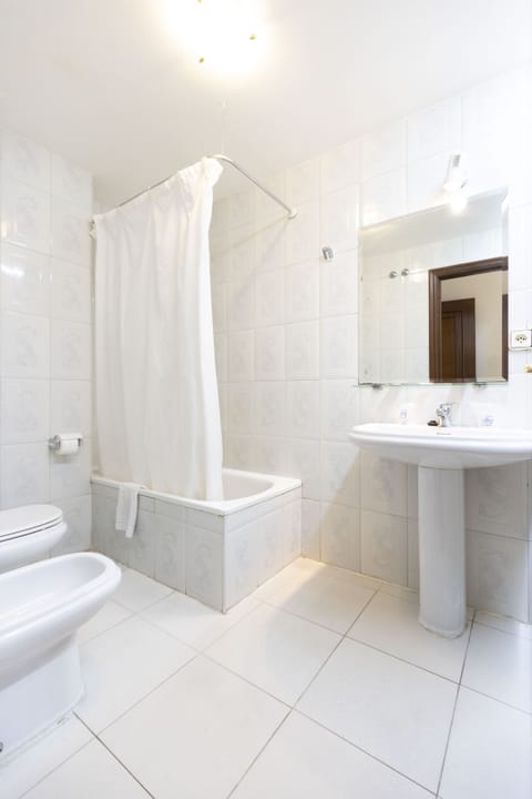 Double Room | Bathroom | Free toiletries, hair dryer, bidet, towels