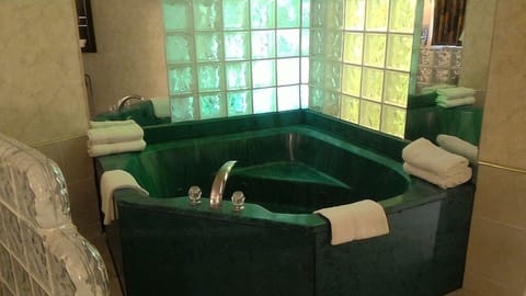 Room, 1 Queen Bed, Non Smoking, Jetted Tub (Jacuzzi) | Private spa tub