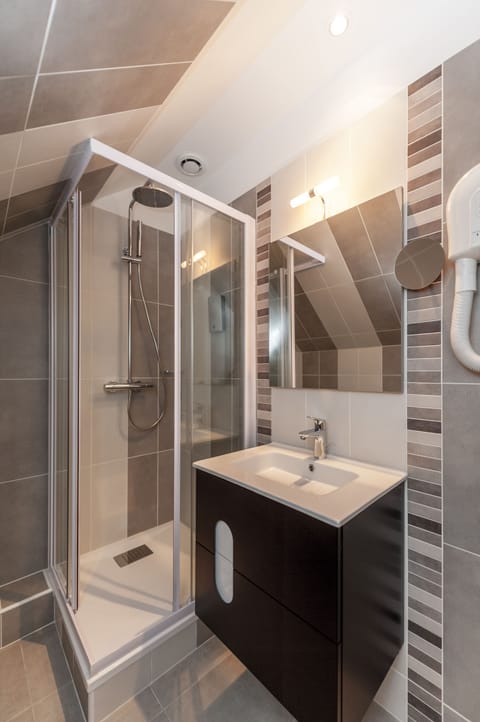 Executive Room | Bathroom | Deep soaking tub, hydromassage showerhead, free toiletries, hair dryer