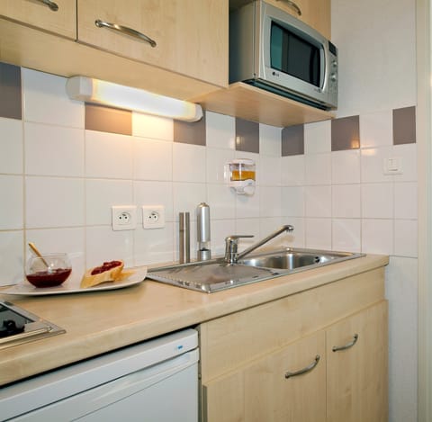 Apartment | Private kitchen | Fridge, microwave, stovetop, electric kettle