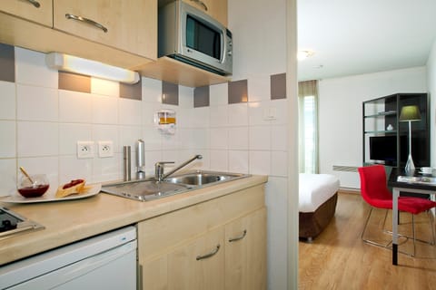 Studio | Private kitchen | Fridge, microwave, stovetop, electric kettle