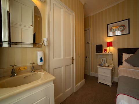 Standard Single Room | Individually decorated, individually furnished, desk, iron/ironing board