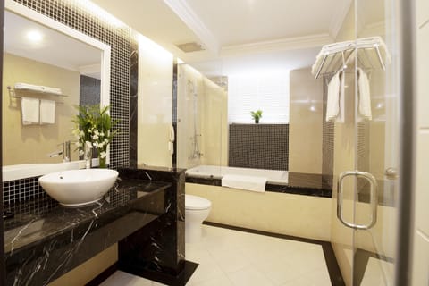 Suite | Bathroom | Free toiletries, hair dryer, slippers, towels