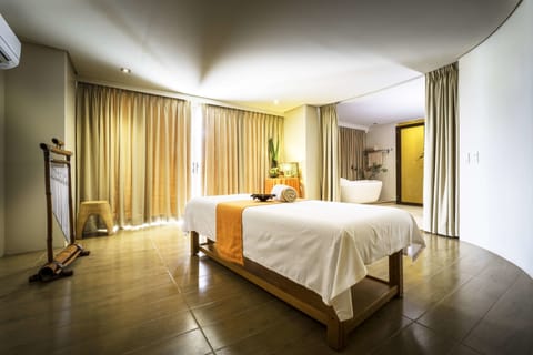 Couples treatment rooms, spa tub, steam room, aromatherapy