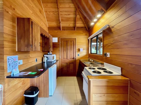 Deluxe Cabin, 2 Twin Beds, Garden View | Private kitchen | Fridge, microwave, stovetop, electric kettle