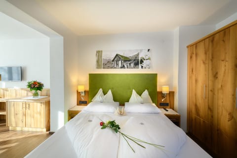 Hypo-allergenic bedding, in-room safe, desk, soundproofing