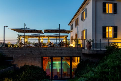 Breakfast, lunch, dinner served; Regional cuisine 