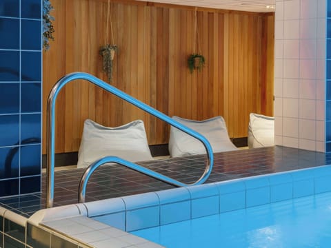 Indoor pool, sun loungers