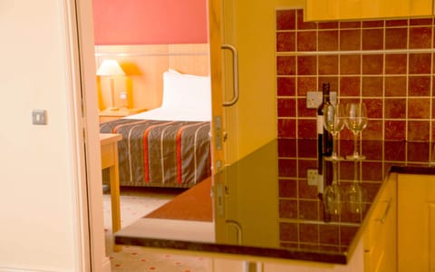 Combined shower/tub, free toiletries, hair dryer, towels