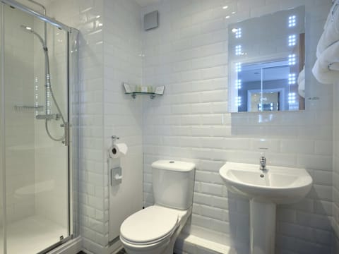 Deluxe Double Room, Canal View | Bathroom | Combined shower/tub, free toiletries, hair dryer, towels