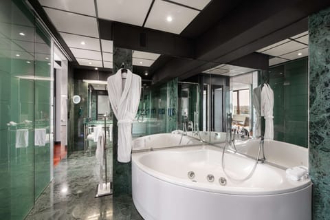 Presidential Suite | Bathroom | Separate tub and shower, free toiletries, hair dryer, towels