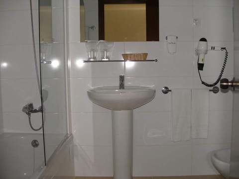 Combined shower/tub, free toiletries, hair dryer, bidet